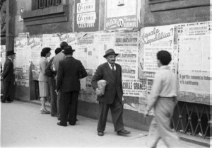 Vor der Wahl - Passanten informieren sich auf der Piazza Missori in Mailand