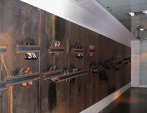 Schuhwerk - Installation im Metrobahnhof "Dante" von Neapel