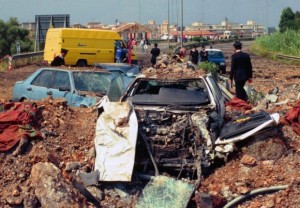 Capaci 23. Mai 1992 - Brutaler Mordanschlag gegen Giovanni Falcone, seine Frau und seine Begleitmannsachaft
